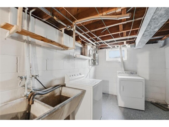 Building Photo - 1697 Rose Pl W