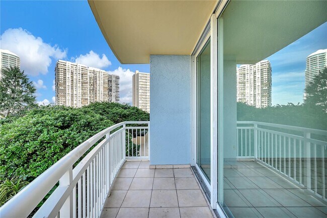 Building Photo - 2475 Brickell Ave