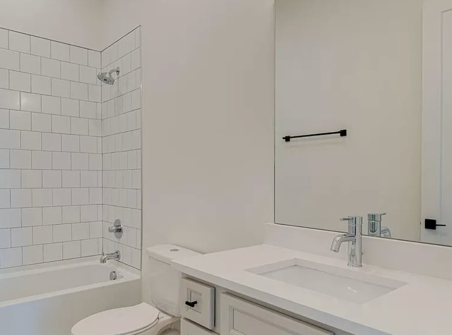 3rd Floor Full Bathroom - 613 Southgate Ave