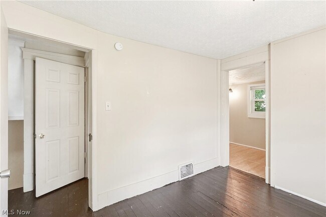 Building Photo - 285 Sumner Ct