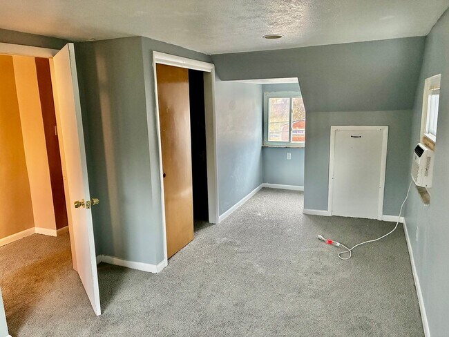 Building Photo - Charming 3/2 Home in Castle Shannon - Garage and Basement - Available NOW!