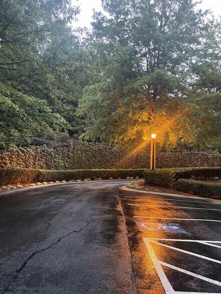 Building Photo - 3150 Woodwalk Dr SE