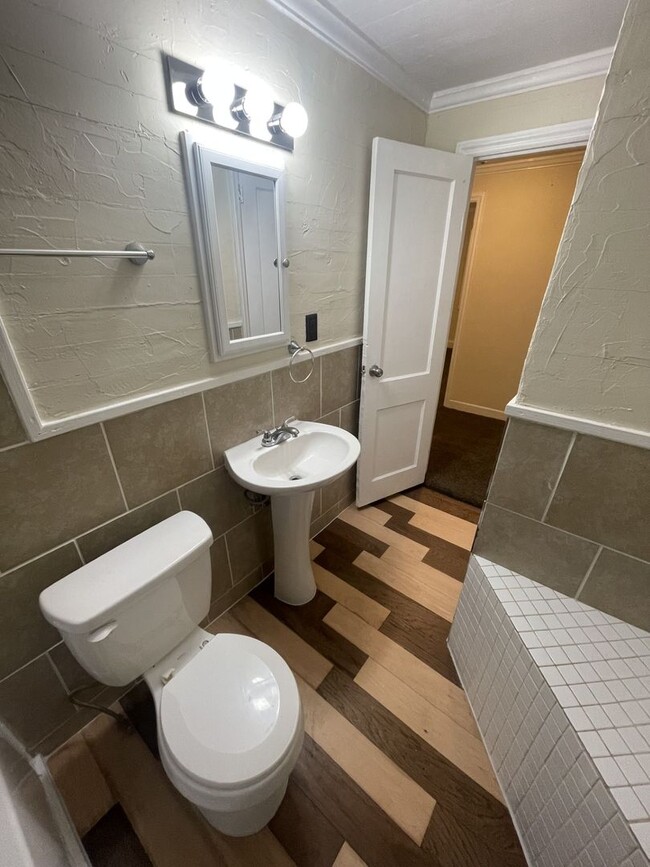 Building Photo - 2 Bd 1 Ba Ranch