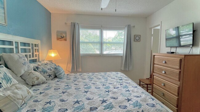 Building Photo - Available Mid October 2025 Fully Furnished...