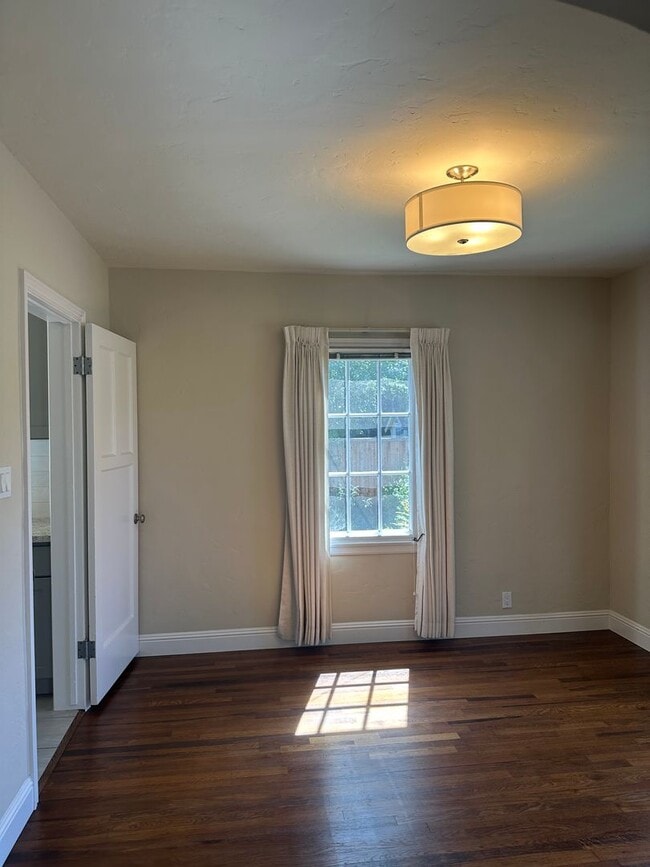 Building Photo - 49-1405