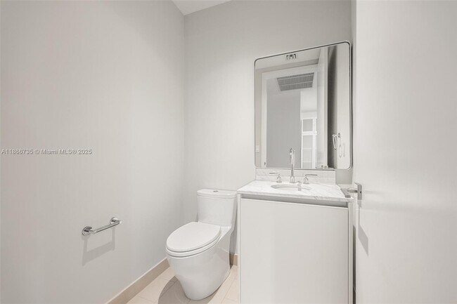 Building Photo - 2831 S Bayshore Dr