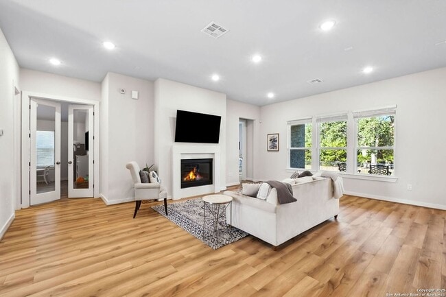 Building Photo - 143 Maravillas