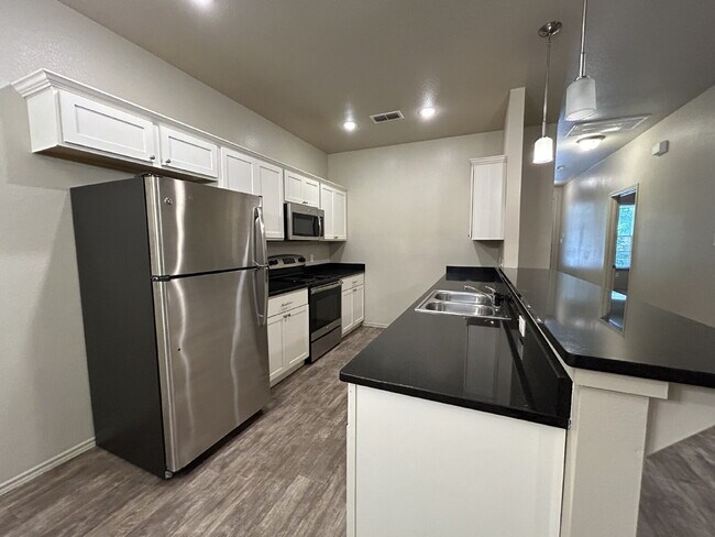 Building Photo - Beautiful Townhome Located Near Texas Tech Campus!