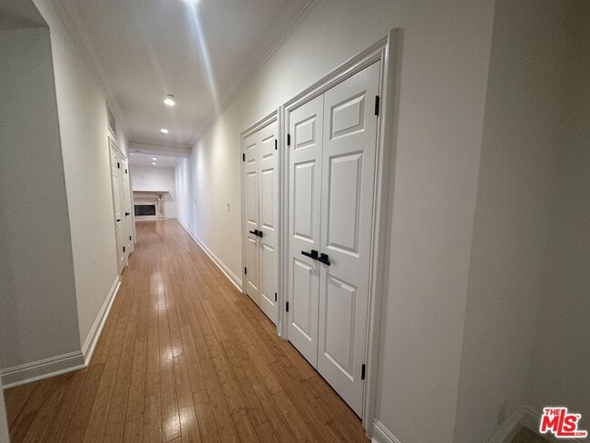 Building Photo - 324 N Palm Dr