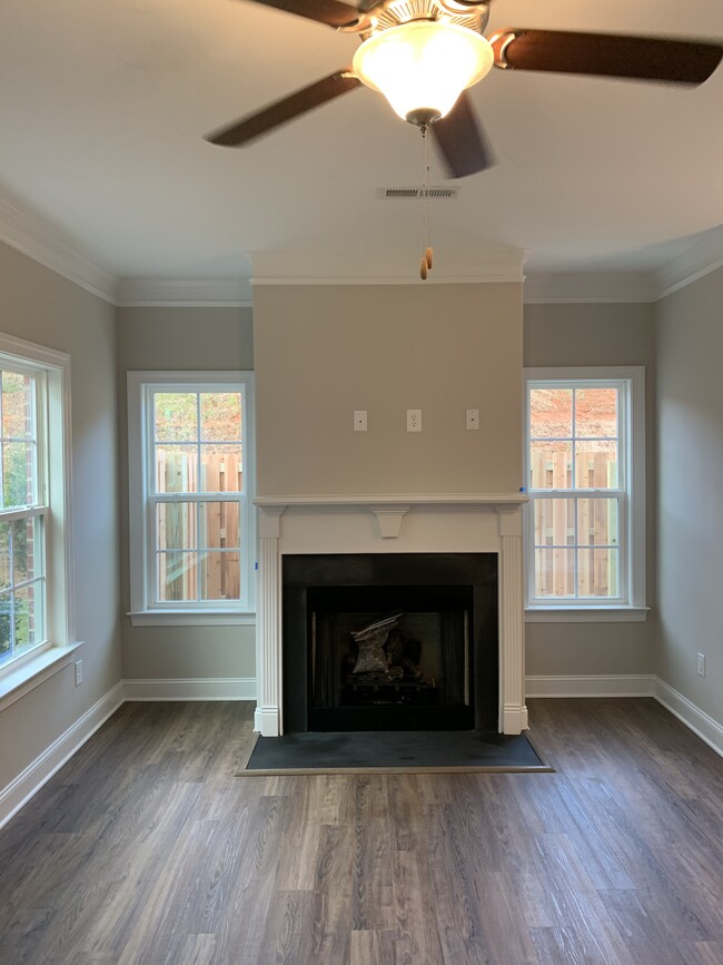 Building Photo - 820 Silver Leaf Dr