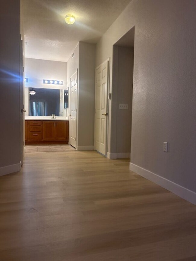 Building Photo - Downstairs unit with 3 bedroom and with two baths