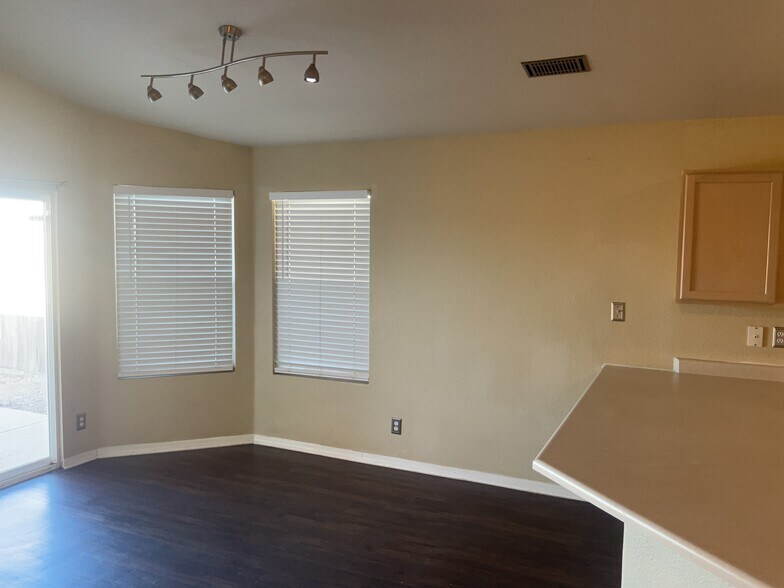 Building Photo - 625 Valley Meadows Dr NE