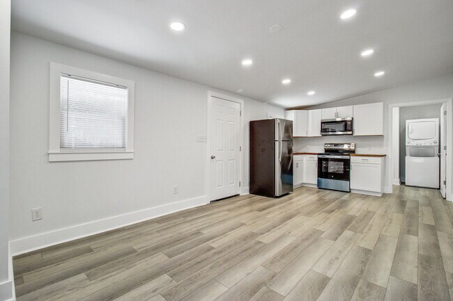 Building Photo - 816 E Estates Blvd