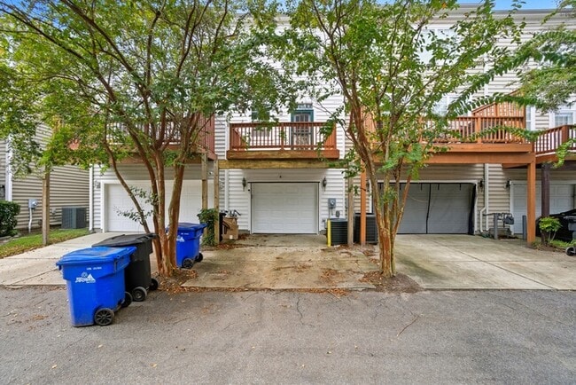 Building Photo - 230 Paradise Dr