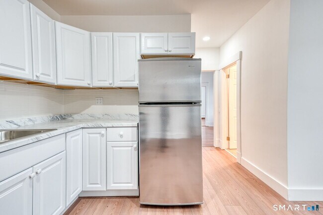 Building Photo - 152 Oak St