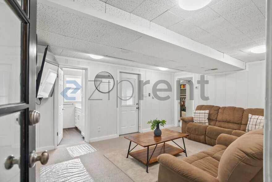 Building Photo - 1337 Acacia St