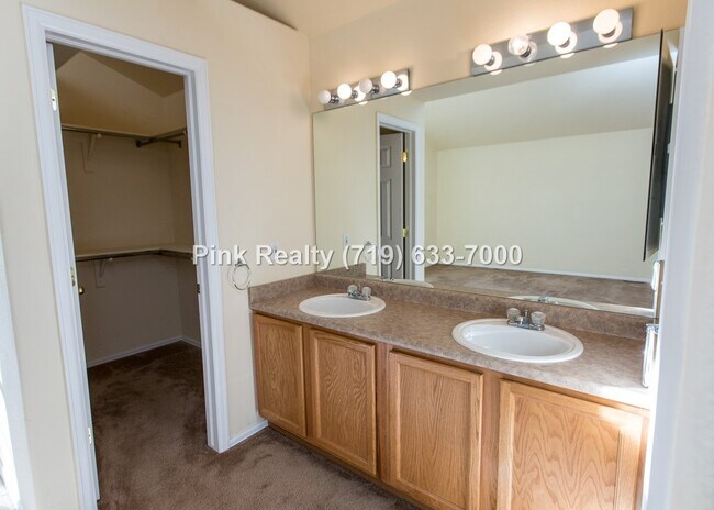 Building Photo - 985 Ridgebury Pl
