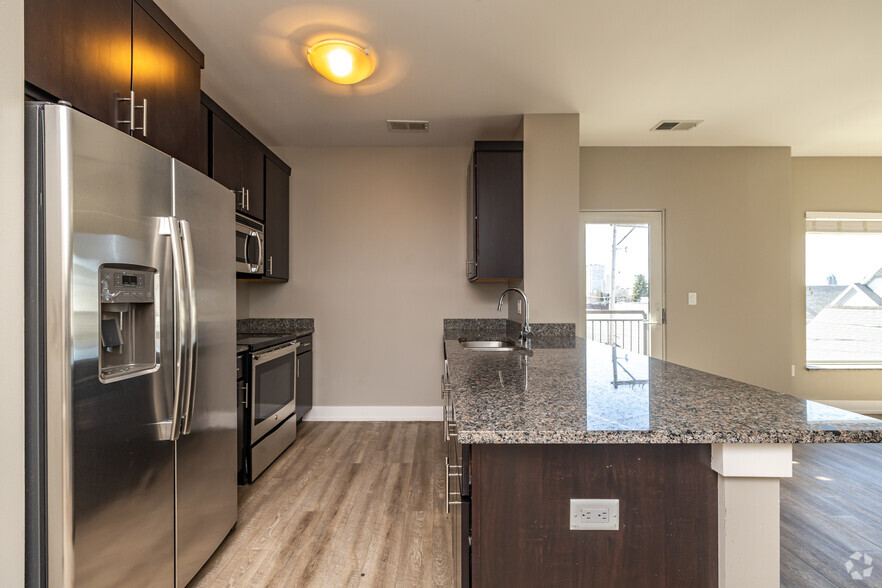 1BR, 1BA - 900SF - Kitchen - Flats 1809