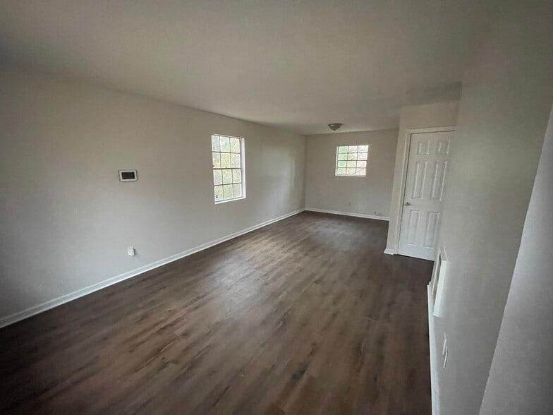 Building Photo - 728 Sylvan Dr