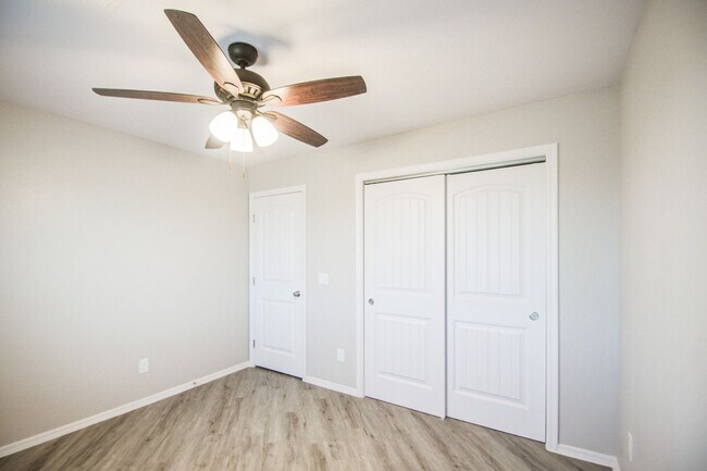 Building Photo - Large 1 + Acre Lot with 3 bedroom home in ...