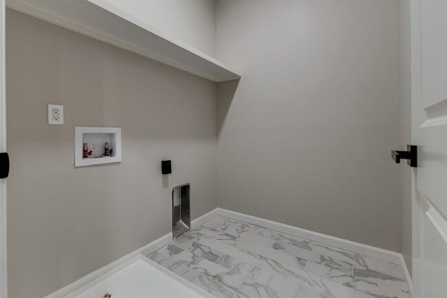 Building Photo - 271 Garry Dr