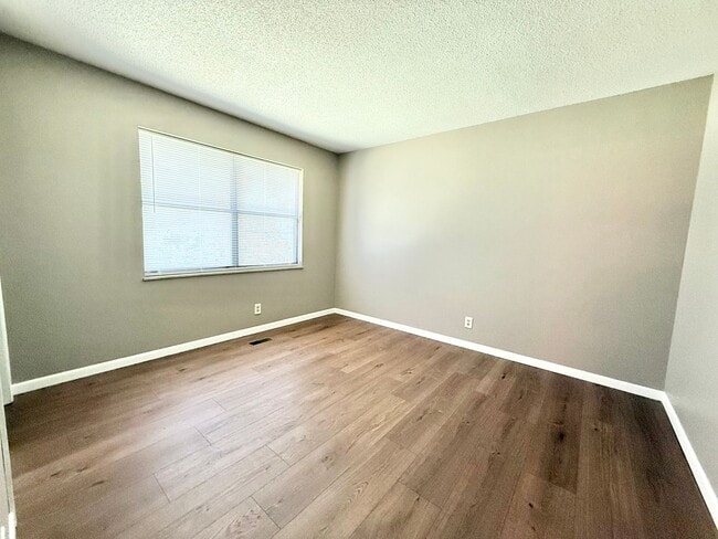 Building Photo - 916 Brentwood Dr