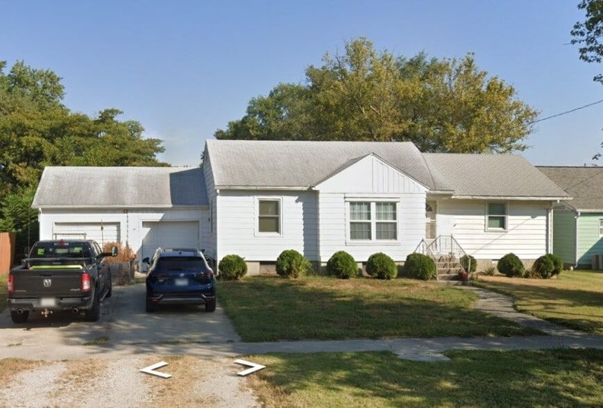 Building Photo - 252 E North Ave