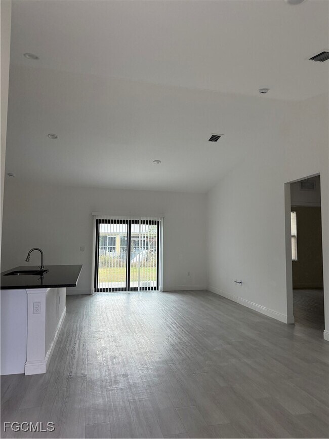 Building Photo - 6018 Acorn Cir