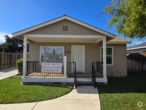 Building Photo - 3 bed/ 1 bath with HUGE yard and storage