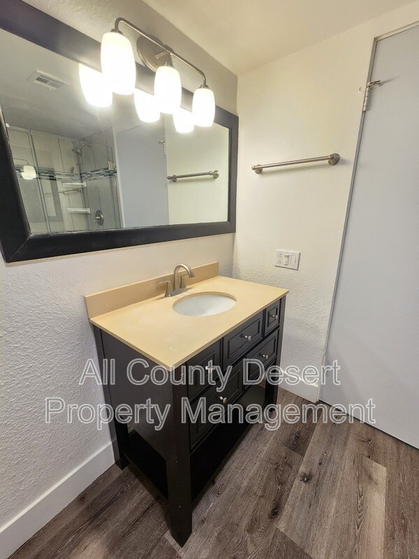 Building Photo - 400 N Sunrise Way