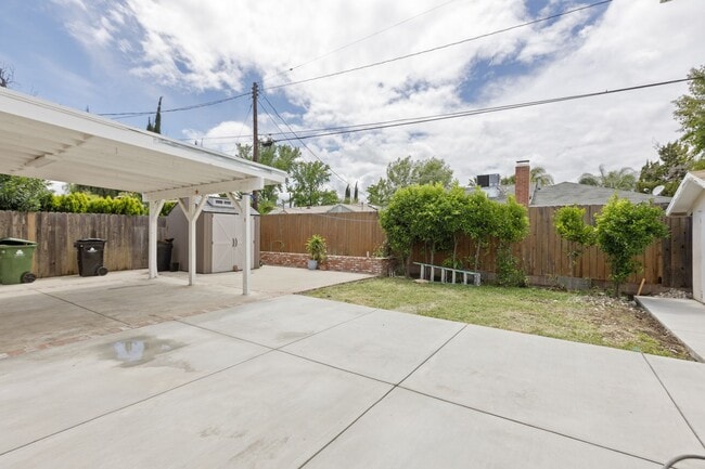 Building Photo - Charming 3 Bedroom / 1.5 Bathroom Home in ...
