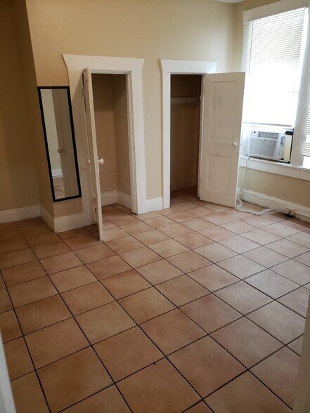 Bedroom w/ 2 closets - 2110 W Flagler St