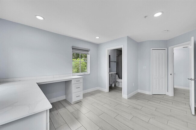 Building Photo - 150 Jacaranda Country Club Dr