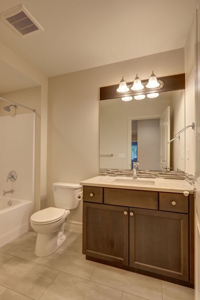 Building Photo - Spacious Custom Home with High-End Finishes Near Lake Sammamish