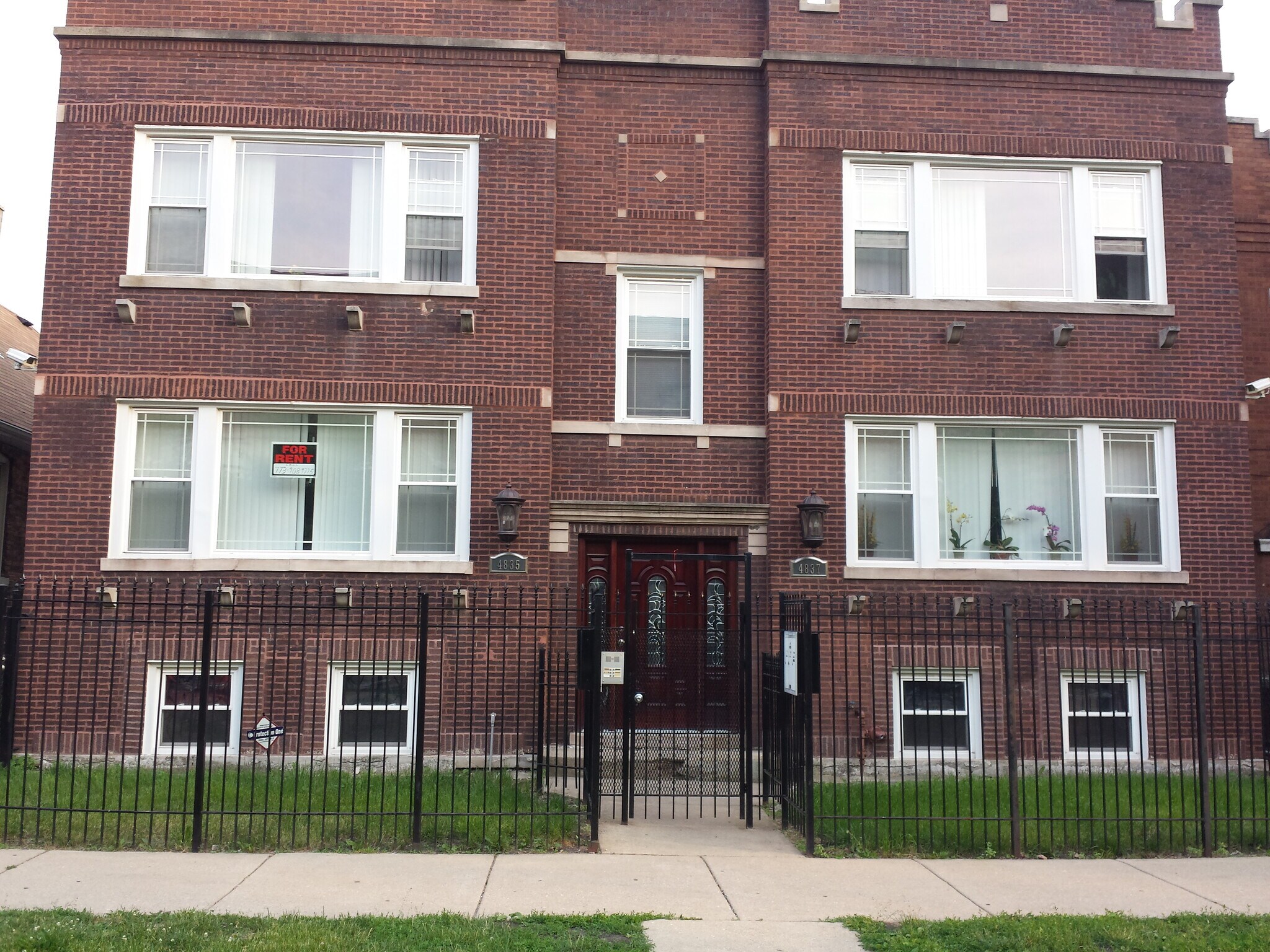 Building Photo - 4833 W Walton St