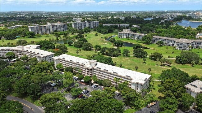 Building Photo - 3850 Oaks Clubhouse Dr