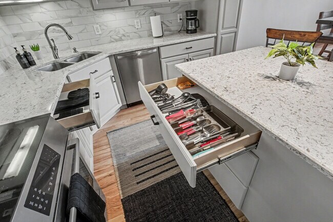 Building Photo - 1555 California St