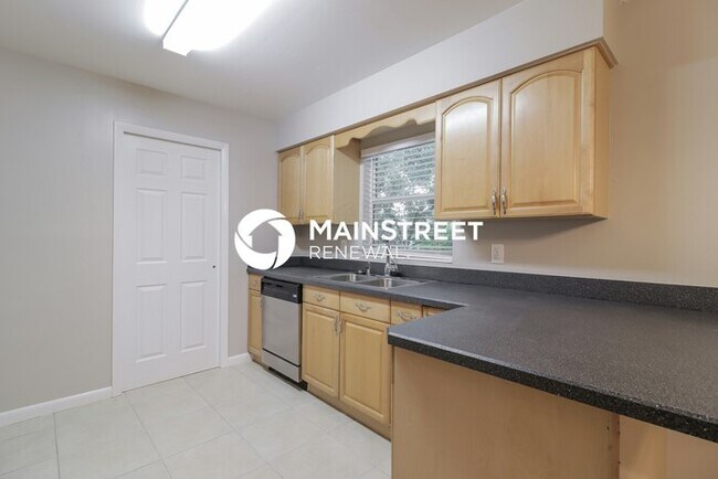 Building Photo - 4 Bedroom Pet-Friendly Home in Ocoee, FL with Main Street Renewal