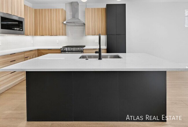 Building Photo - 830 Cherry St