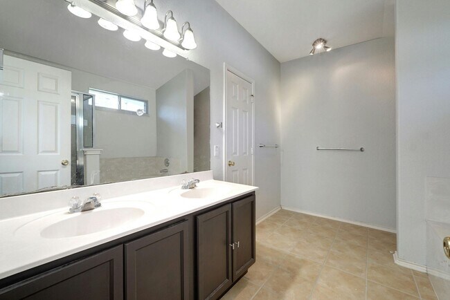 Building Photo - Spacious 4-Bedroom Gem with Office in Desi...