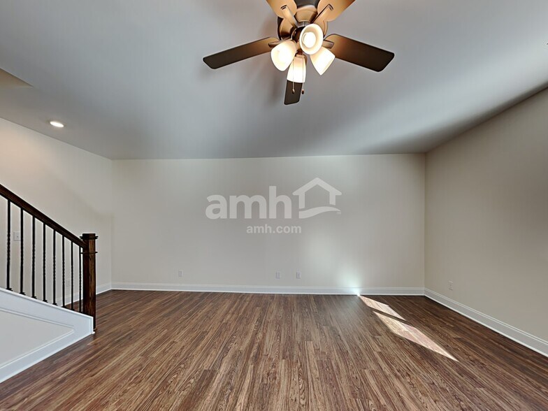 Building Photo - 3016 Esquire Dr