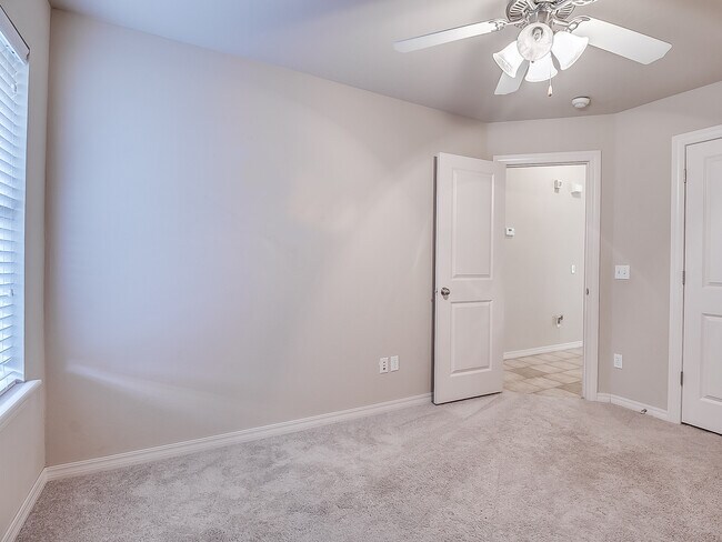 Building Photo - 4 Bedrooms/2 Baths/3Car - Deer Creek Schools - Gated Community of North Roselake Villas