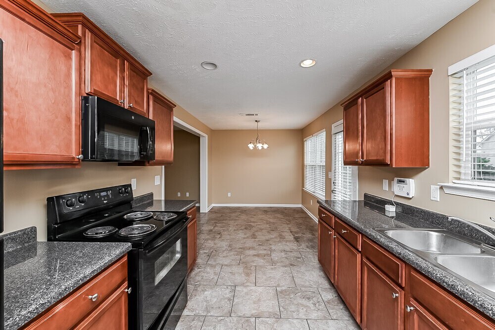 Building Photo - 319 Sarna Dr