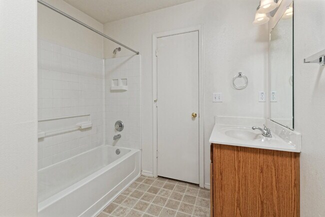 Building Photo - Comfy and Compact 3 BR Home!