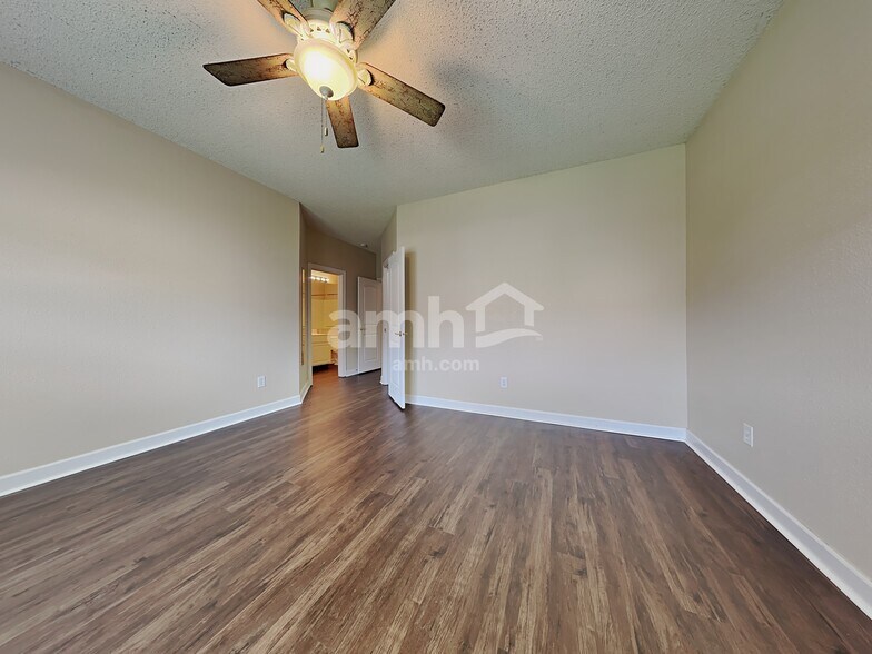 Building Photo - 10884 Roundtree Rd