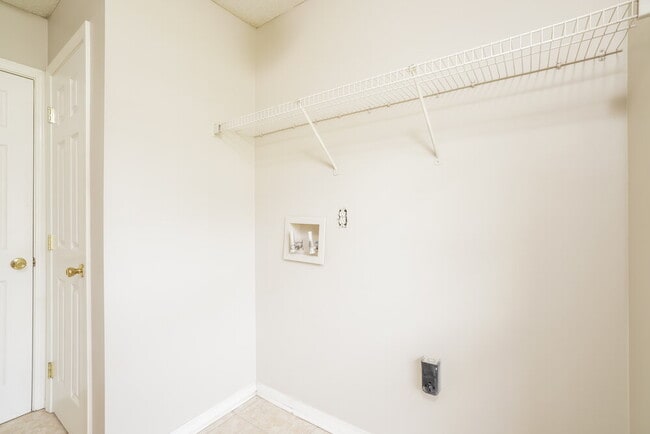 Building Photo - 3211 Woodglen Dr