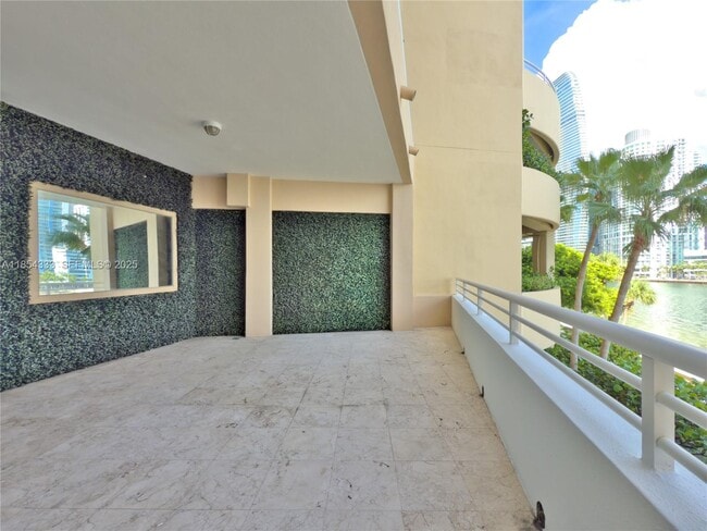 Building Photo - 848 Brickell Key Dr