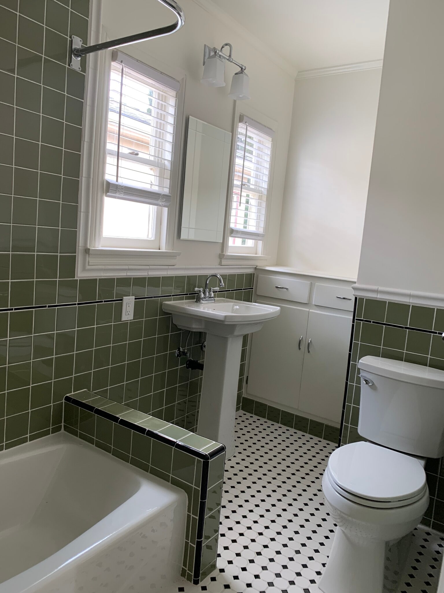 Bathroom - 318 N Bushnell Ave
