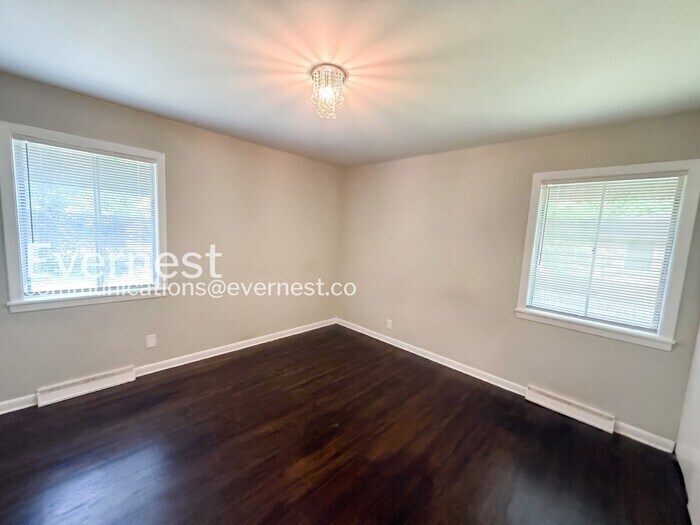 Building Photo - 9825 Maple Ln