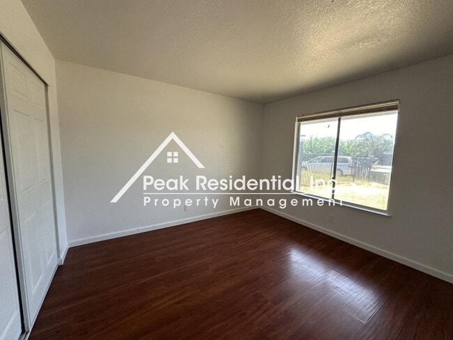 Building Photo - Spacious 3bd/2ba House with 2 Car Garage